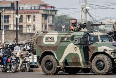 উগান্ডায় বিতর্কিত নির্বাচনে ২ হাজার বিরোধী সমর্থক আটক, হত্যা ৩০