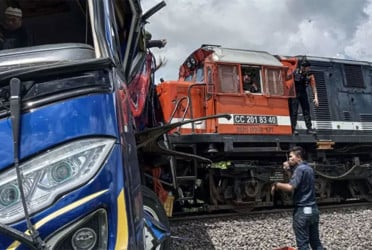 অরক্ষিত রেলক্রসিংয়ে মরণফাঁদ, ইন্দোনেশিয়ায় ট্রেন-মিনিবাস দুর্ঘটনায় ৯ জনের প্রাণহানি