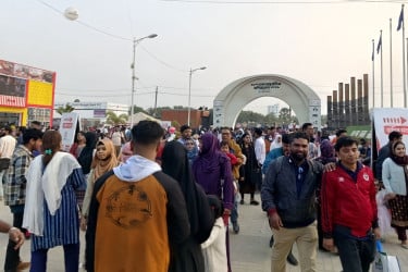 ছুটির দিনে বাণিজ্য মেলায় লাখো মানুষের ঢল, জমজমাট বেচাকেনা