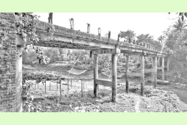 জরাজীর্ণ সেতু, ঝুঁকি নিয়ে চলাচল