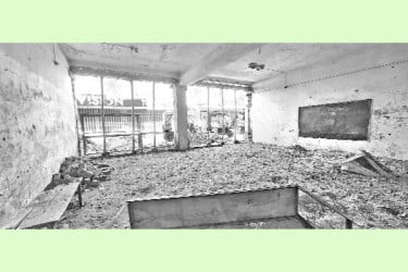 পরিত্যক্ত দেখিয়ে ক্লাসরুম ভেঙে দোকান নির্মাণ