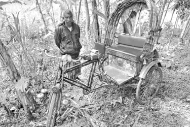 সড়কের পাশে স্যান্ডেল নদীপারে পড়ে থাকা রিকশা ঘিরে চাঞ্চল্য