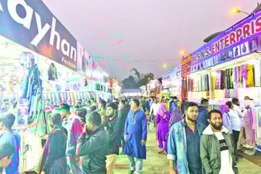 রূপগঞ্জে বাণিজ্য মেলায় মানুষের ঢল