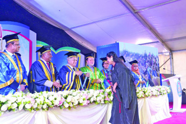 লাল পাহাড়ের কোলে রঙিন সমাবর্তন