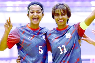 শিরোপা থেকে এক ম্যাচ দূরে সাবিনারা