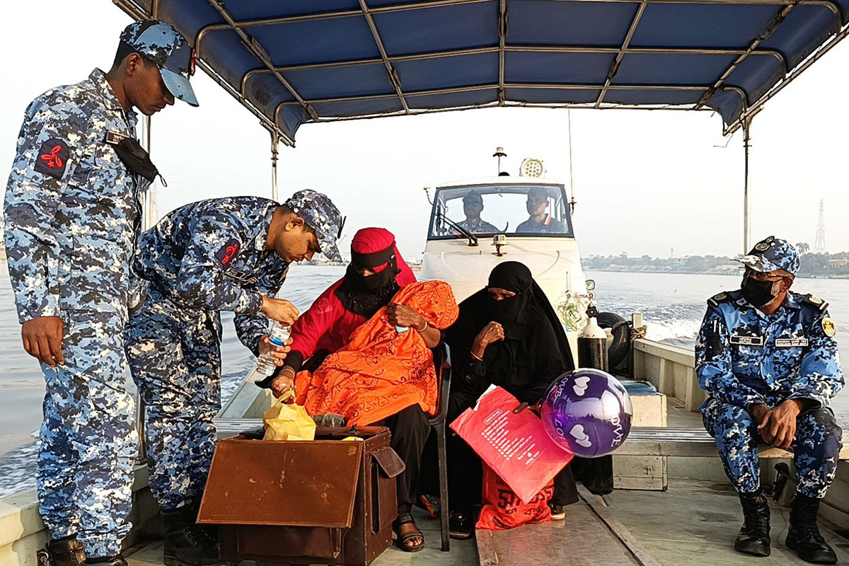 নারায়ণগঞ্জে যাত্রীবাহী লঞ্চে মুমূর্ষু শিশুকে কোস্ট গার্ডের চিকিৎসা সেবা