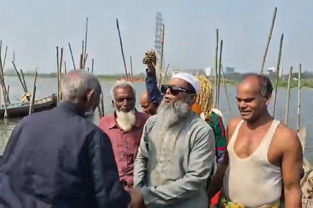 মাঝিদের নিয়ে নৌকা চালিয়ে বিএনপি প্রার্থীর ব্যতিক্রম প্রচারণা
