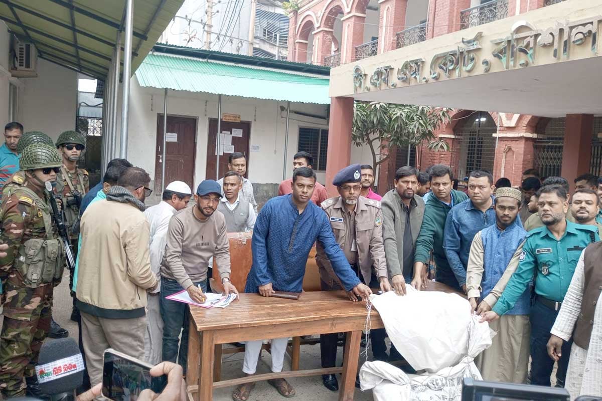 বরিশালে যাত্রীবাহী বাসে তল্লাশি চালিয়ে ৩ টন জাটকা উদ্ধার