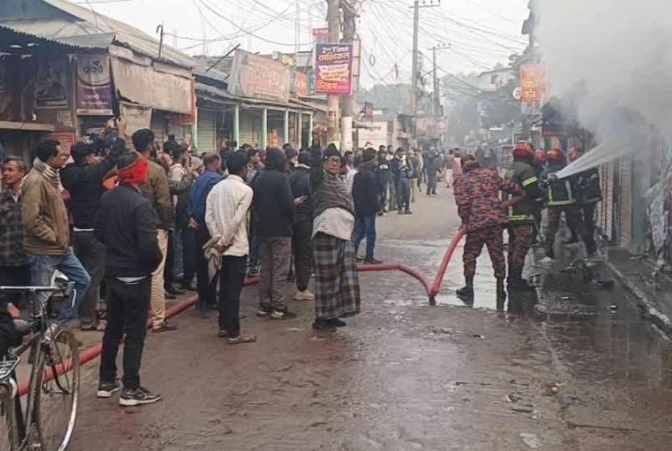 গাইবান্ধায় অগ্নিকাণ্ডে পাঁচটি ব্যবসা প্রতিষ্ঠান পুড়ে ছাই
