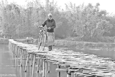 সাঁকোই ভরসা ২০ গ্রামের মানুষের