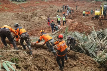 ইন্দোনেশিয়ায় পাহাড় ধসে নিহত ৭, নিখোঁজ ৮২