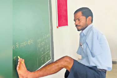 পায়ের আঙুলে চক ধরে গণিত শেখান গুলশান লোহার