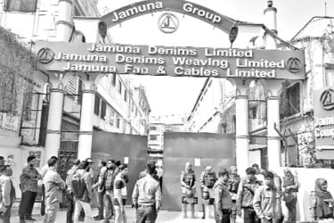 পোশাকশ্রমিকদের সড়ক অবরোধ