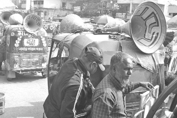 মাইকের দোকানে বেড়েছে ব্যস্ততা