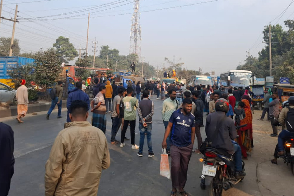 ঢাকা-ময়মনসিংহ মহাসড়ক অবরোধ অটোরিকশা চালকদের