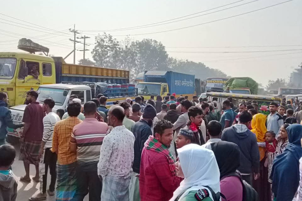 শ্রীপুরে অটোরিকশা চালকদের মহাসড়ক অবরোধ, দেড় ঘণ্টা পর স্বাভাবিক