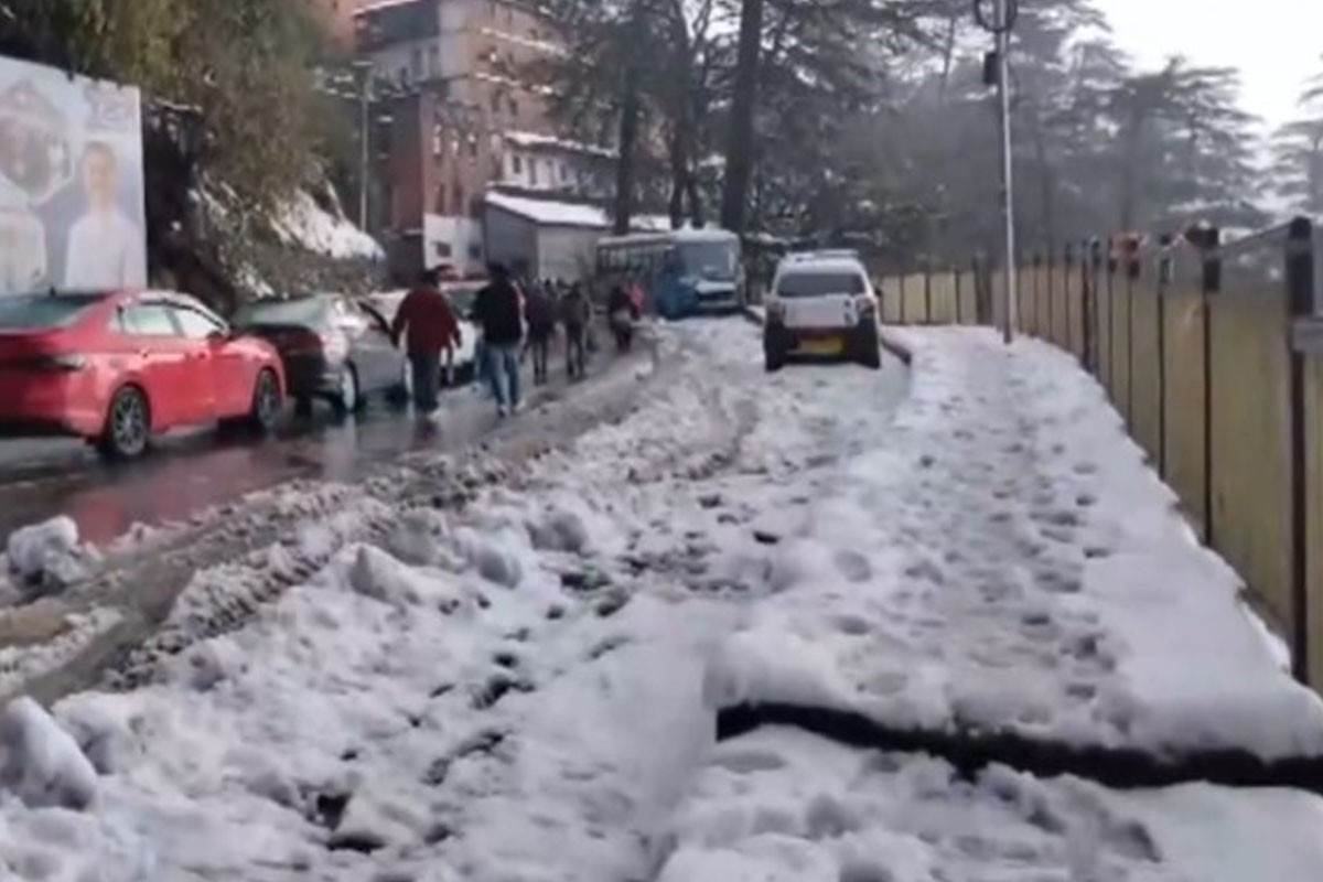 হিমাচলে অতিরিক্ত তুষারপাত, বিপর্যস্ত জনজীবন