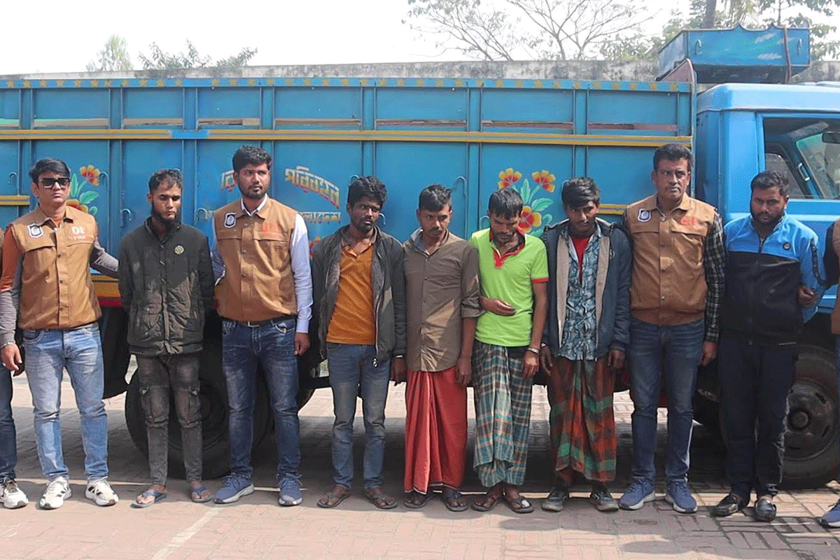 নওগাঁয় ধানবোঝাই ট্রাক ডাকাতি, আটক ৬