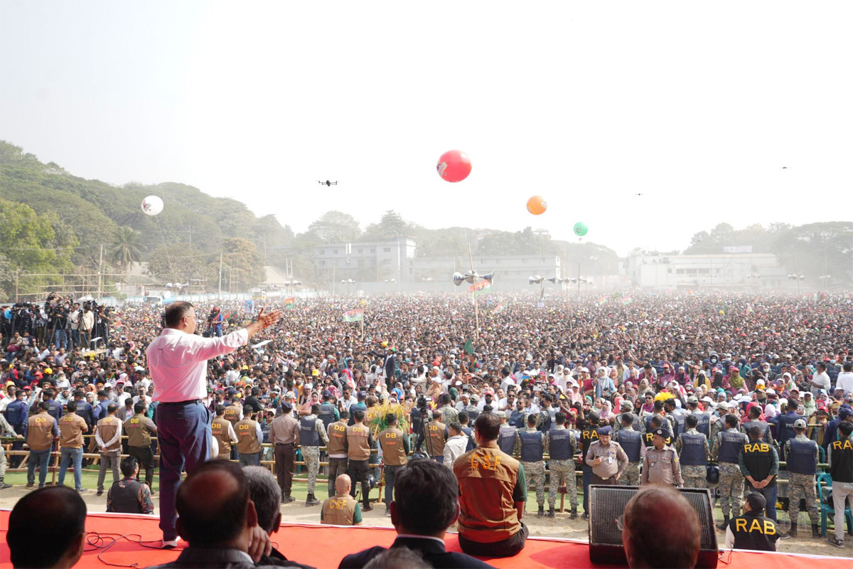 সমালোচনার মধ্যে থাকলে দেশের মানুষের কোনো উন্নয়ন হবে না: তারেক রহমান