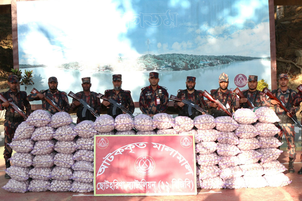 রাঙামাটির ছোটহরিণায় বিজিবির অভিযান: ১৩৫০ কেজি রসুন উদ্ধার
