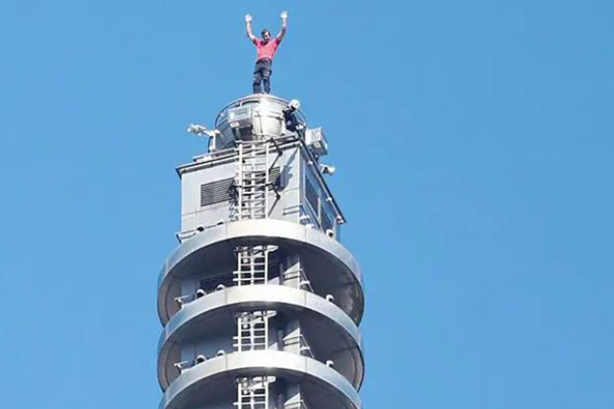 রশি ছাড়াই ১০১ তলা ভবনের চূড়ায় মার্কিন পর্বতারোহী