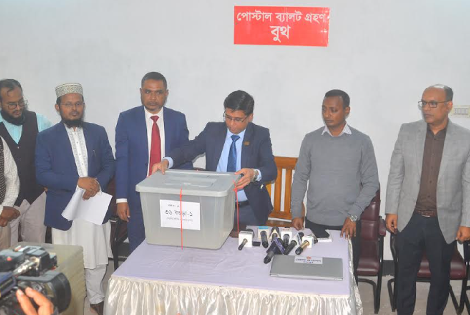 বগুড়ায় পোস্টাল ব্যালট বাক্স লক কার্যক্রম সম্পন্ন