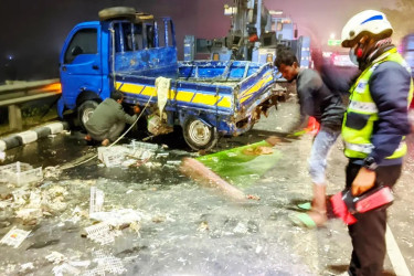 ঢাকা-মাওয়া এক্সপ্রেসওয়েতে পিকআপের পেছনে বাসের ধাক্কা, নিহত ১