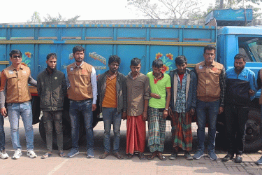 নওগাঁয় ধানবোঝাই ট্রাক ডাকাতি, আটক ৬