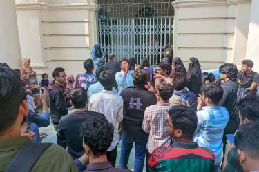 আবাসন ভাতার দাবিতে প্রশাসনিক ভবন অবরোধ জবি শিক্ষার্থীদের