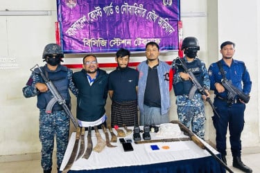 ৬ কোটি টাকার ক্রিস্টাল মেথ ও অস্ত্রসহ আটক ৩