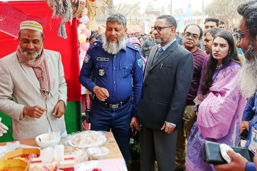 আদর্শ মহাবিদ্যালয়ের ক্যাম্পাসে বর্ণাঢ্য পিঠা উৎসব