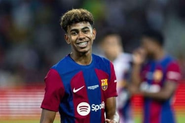 ইয়ামালের নৈপুণ্যে রিয়ালকে শীর্ষস্থান থেকে নামাল বার্সা