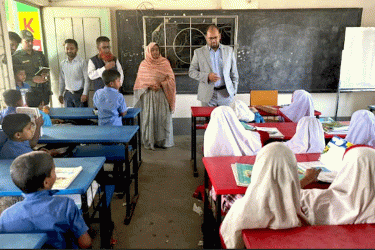 শিক্ষার মান যাচাইয়ে বিদ্যালয়ে ইউএনও, অনুপস্থিত প্রধান শিক্ষককে শোকজ