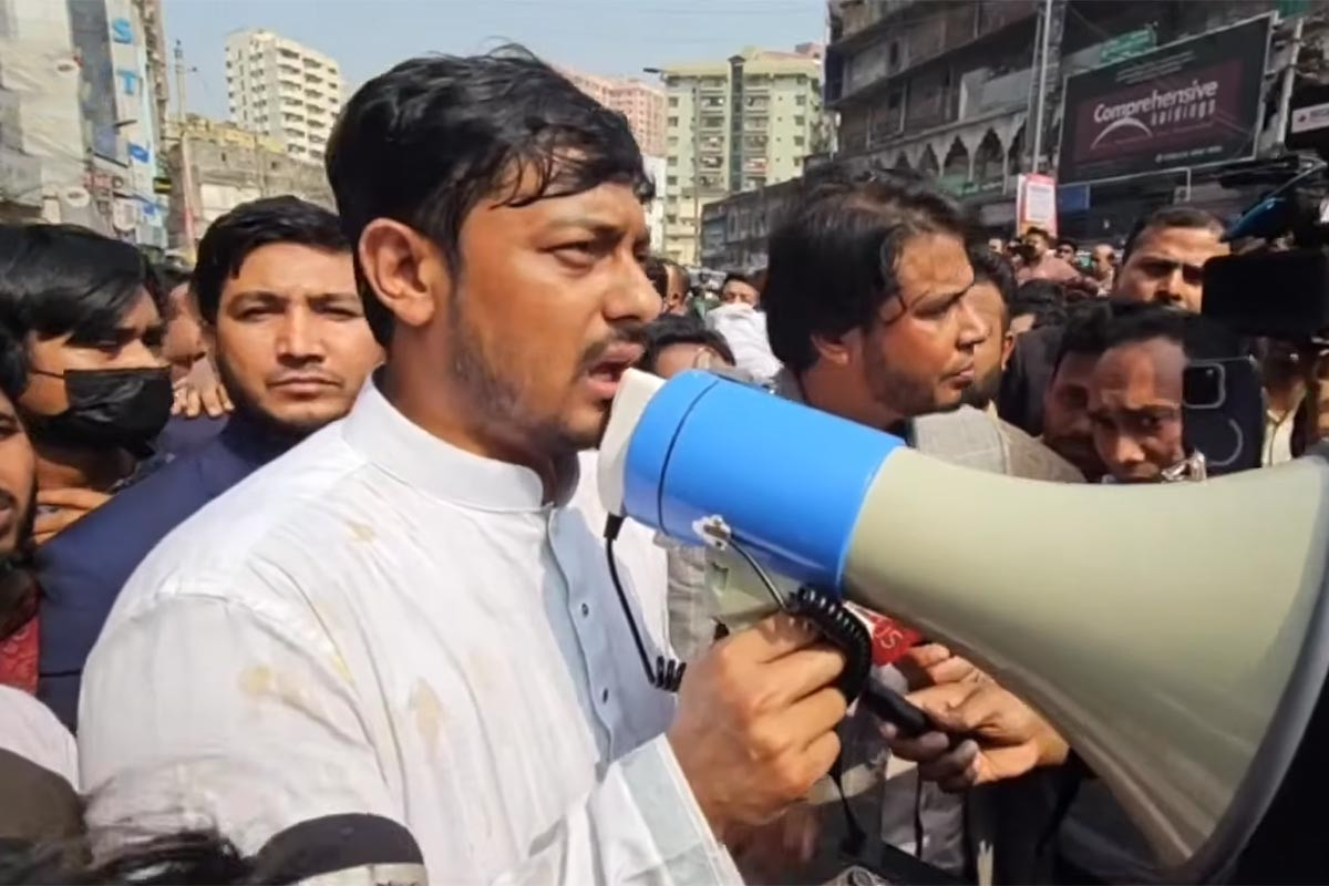 নাসীরুদ্দীন পাটওয়ারীর ওপর ডিম নিক্ষেপ