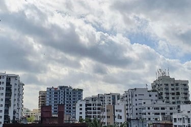 অস্থায়ীভাবে আংশিক মেঘলা থাকতে পারে ঢাকার আকাশ
