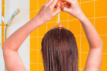 কাঁচা ডিমে ফিরুক প্রাণহীন চুলের উজ্জ্বলতা