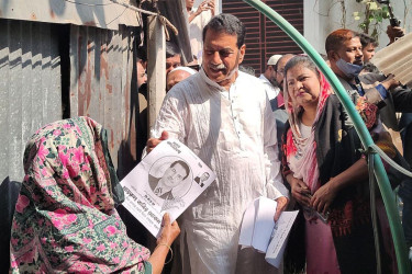 নরসিংদীতে ধানের শীষে ভোট চেয়ে ভোটারদের দ্বারে দ্বারে খোকন