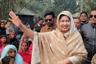 লালমনিরহাটে নির্বাচনী প্রচারণায় ব্যস্ত দুলুর স্ত্রী ও সন্তানরা