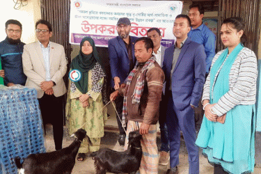 আদমদীঘিতে ক্ষুদ্র নৃ-গোষ্ঠীর মাঝে সহায়তা প্রদান