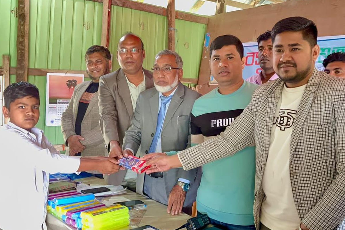 সোনাগাজীতে বসুন্ধরা শুভসংঘের উদ্যোগে শিক্ষা উপকরণ বিতরণ