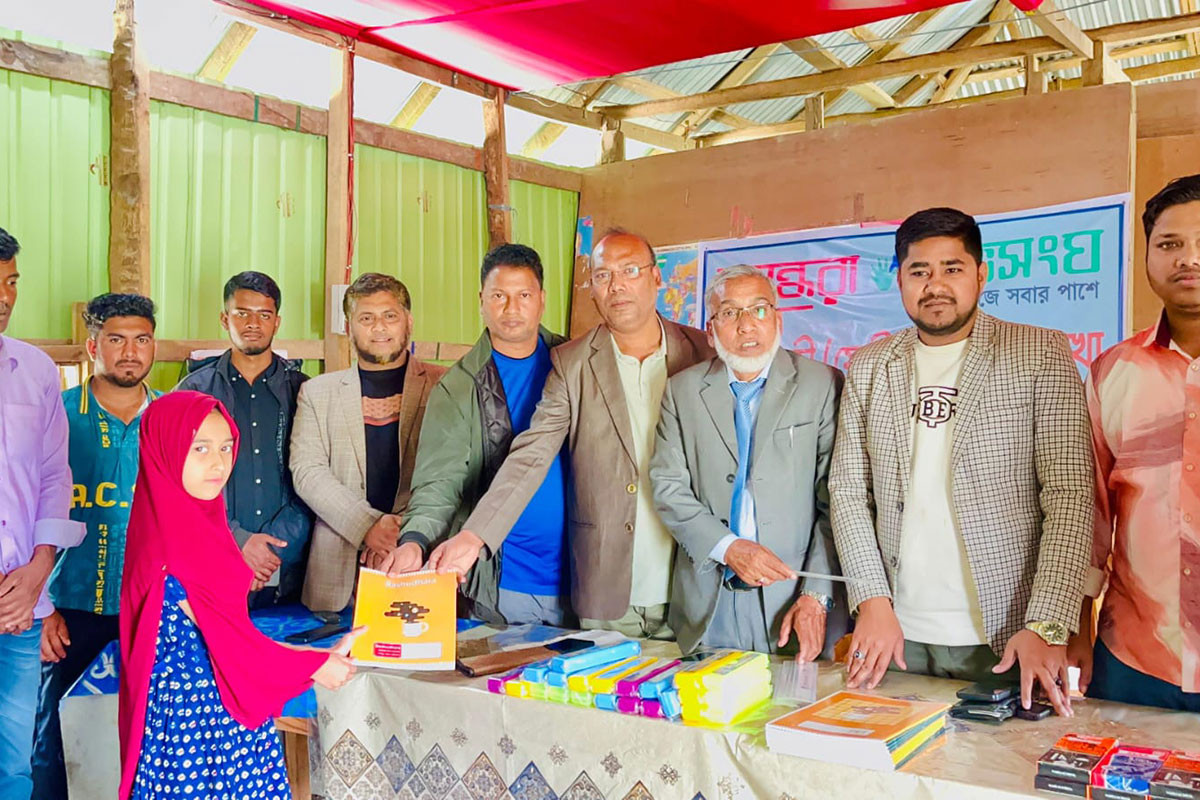 সোনাগাজীতে বসুন্ধরা শুভসংঘের শিক্ষা উপকরণ বিতরণ