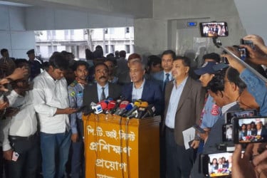 নির্বাচনী প্রস্তুতি প্রত্যাশার চেয়েও ভালো: স্বরাষ্ট্র উপদেষ্টা