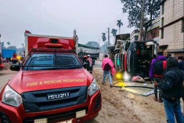 গোবিন্দগঞ্জে যাত্রীবাহী বাস উল্টে ১৫ জন আহত