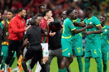 ফাইনালের ১০ দিন পর সেনেগাল-মরক্কোকে জরিমানা, খেলোয়াড়দের নিষেধাজ্ঞা