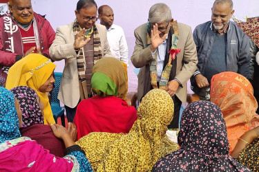 ঠাকুরগাঁওয়ে মির্জা ফখরুলকে টাকার মালা উপহার