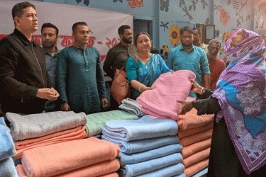 ব্রাহ্মণবাড়িয়ায় অসহায়দের মাঝে শীতবস্ত্র বিতরণ