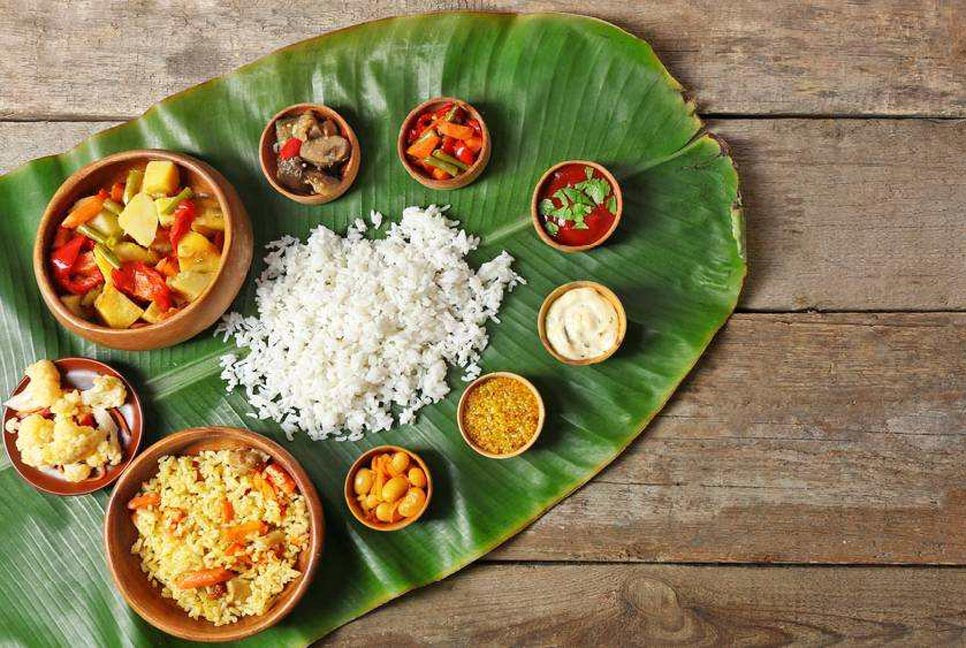 কলার পাতায় খাবার খেলে কি উপকার হয়?