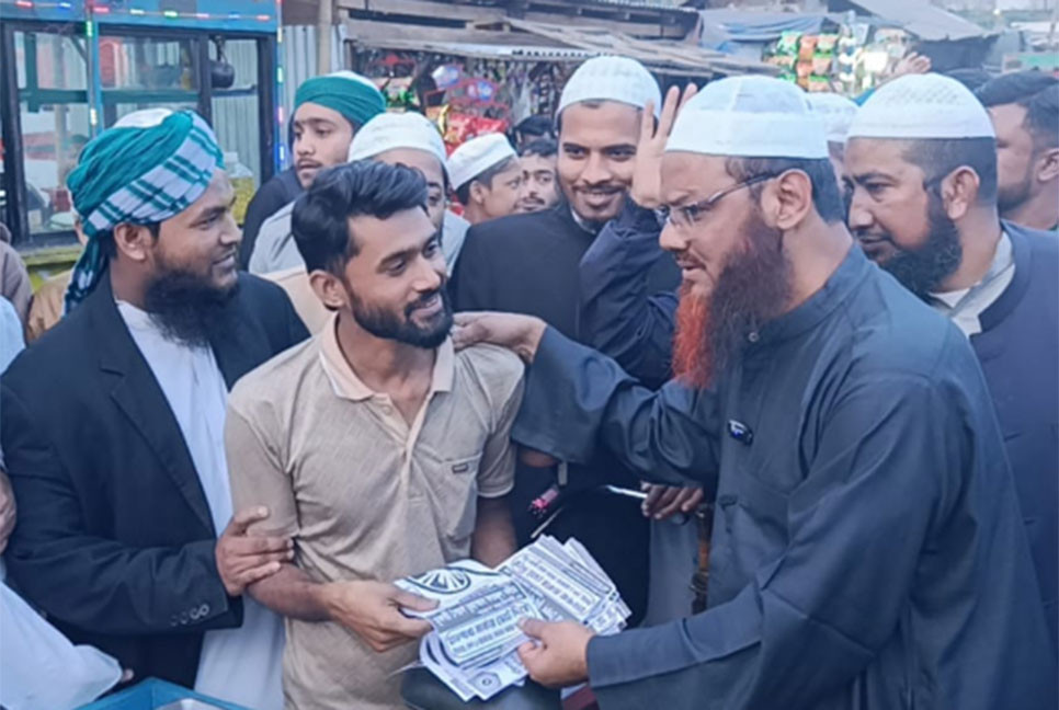 গরিবের টিন-কম্বল কেউ আত্মসাৎ করতে পারবে না : মুফতি ফয়জুল করিম