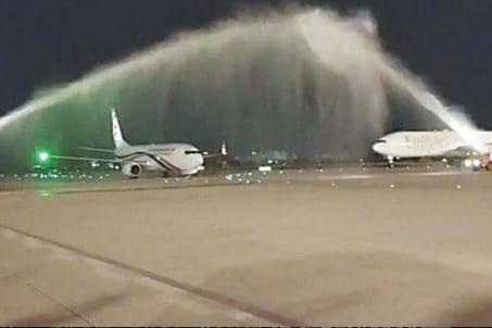 পাকিস্তানে ওয়াটার ক্যানন স্যালুটে বাংলাদেশ বিমানকে সংবর্ধনা