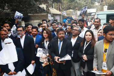 কড়াইল বস্তিতে তারেক রহমানের পক্ষে ভোট চাইলেন আইনজীবীরা